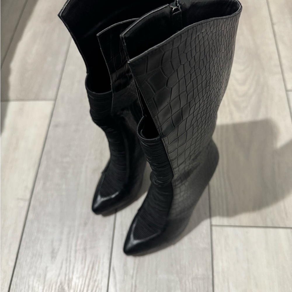 Elegant Lady Couture Black Croc-Patterned Heeled Boots